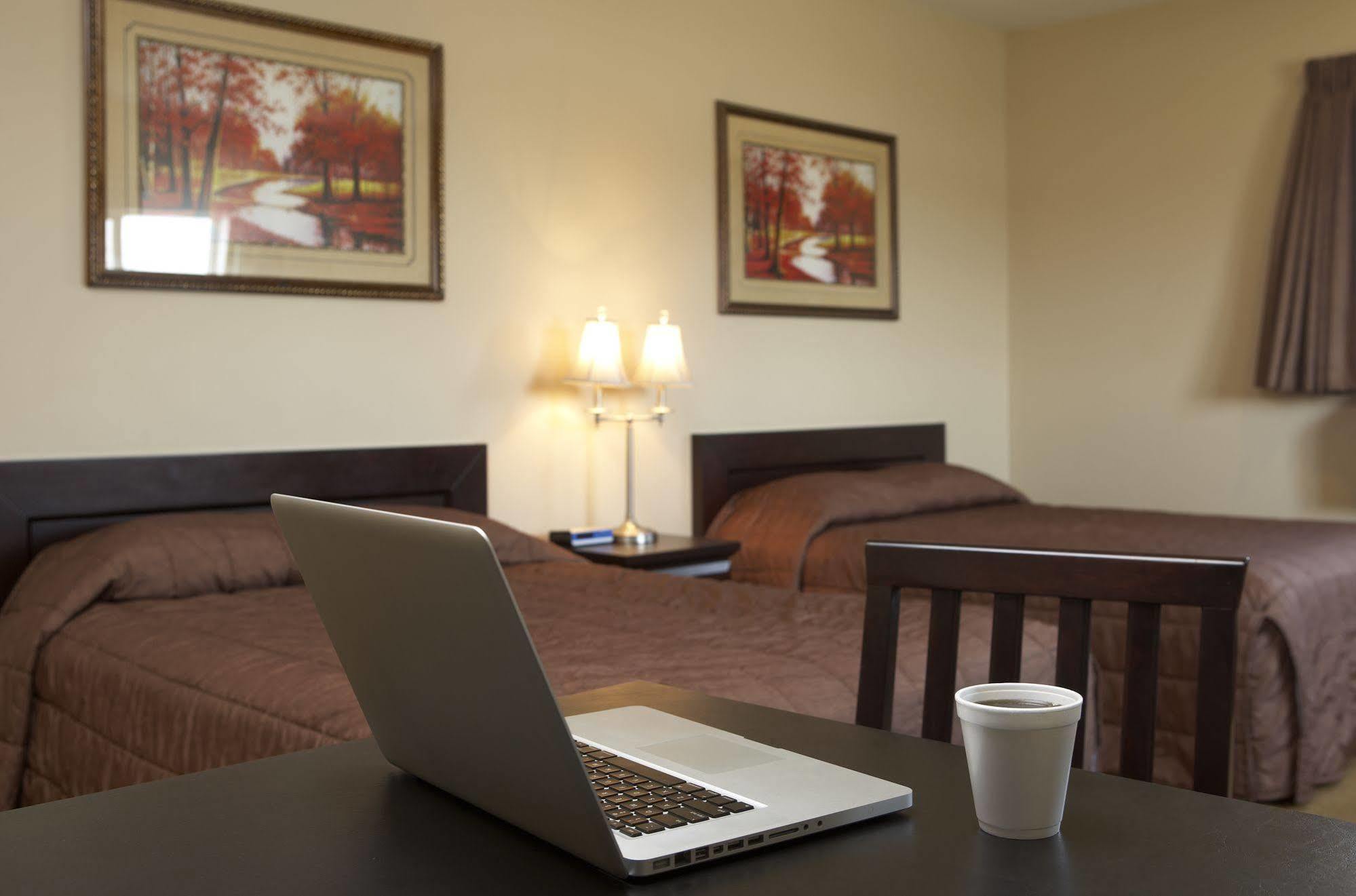 Econo Lodge Inn & Suites Innisfail المظهر الخارجي الصورة